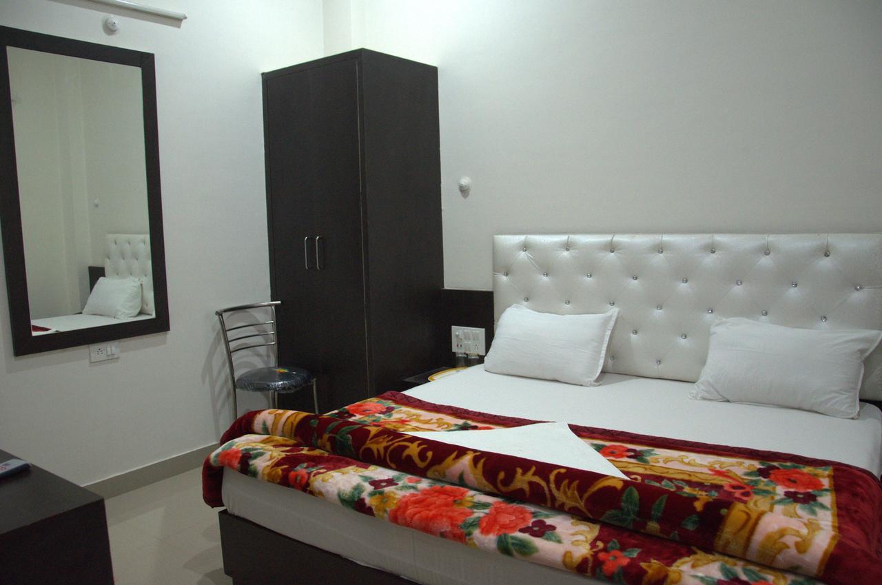 Hotel Mahabir Inn Матхура Экстерьер фото